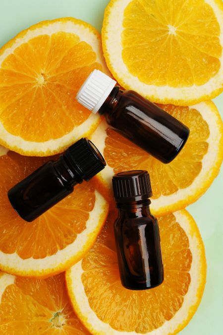 El aceite de cáscara de naranja dulce tiene una fragancia refrescante y cítrica que elimina eficazmente los olores. También es antibacteriano y antiséptico, ayudando a reducir el crecimiento de bacterias.